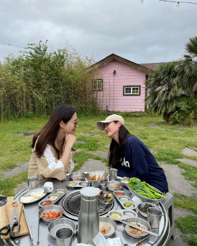 '현빈♥' 손예진, 꿀 떨어지는 눈빛 "그냥 너무너무 좋다"…송윤아와 '…