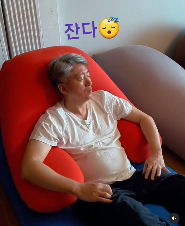 황혜영, '♥정계 부대변인 출신 남편'의 무방비한 낮잠 공개 "니가 먼저…