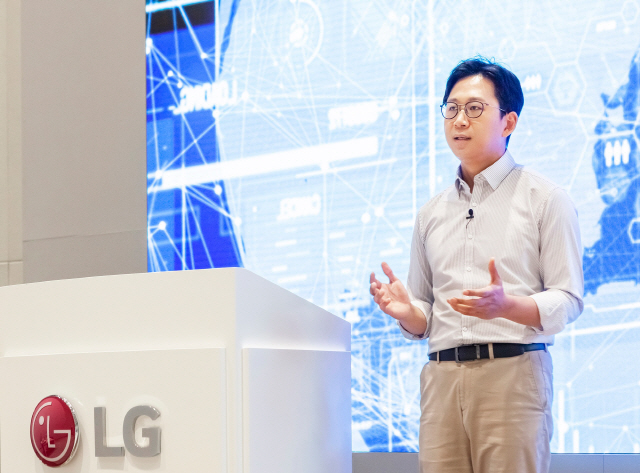 LG, 초거대 인공지능(AI) 개발 1억 달러 투자 '고객가치 혁신' 강…