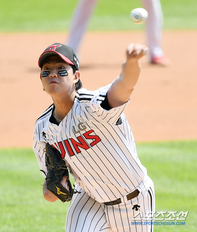 LG 영건 이상영, 2번째 만루는 못 피했다…권희동 선제 싹쓸이 2루타