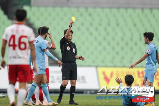 '잘 바꿨다' K리그 경고누적 5-3-2 규정 변경 효과 톡톡-보고 싶은…