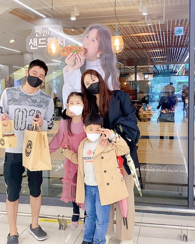 장영란, 얼굴 대문짝만한 광고 앞 '가족 사진' 촬영…"이런 기쁨 주셔서…