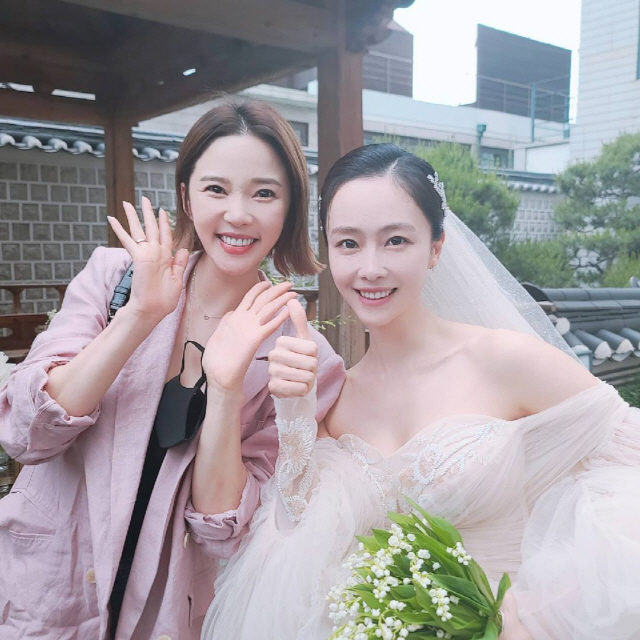 '오늘(28일) 결혼' 홍수현, 결혼식서 '엄지 척' 여유 넘치는 신부.…