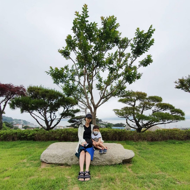 '조현재♥' 박민정, 둘째 임신 후 아들과 오붓한 여행...꿀 뚝뚝 눈빛