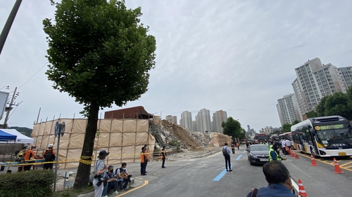 철거 건물 붕괴로 매몰된 중상자 8명, 아름드리나무가 살렸다