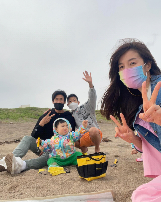 김성은♥정조국, 어렵게 찍은 귀한 가족사진…"엄마X아빠만 신났네"