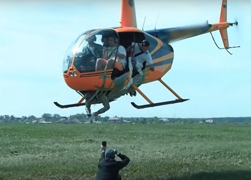 헬기 바닥에 사람 테이프로 묶고 비행…러 유튜버 아찔한 실험
