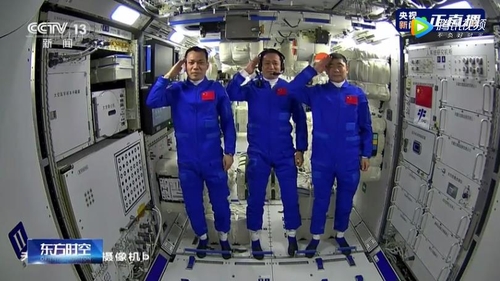 中 우주인들 우주정거장 모듈 진입 생중계…각국도 축하
