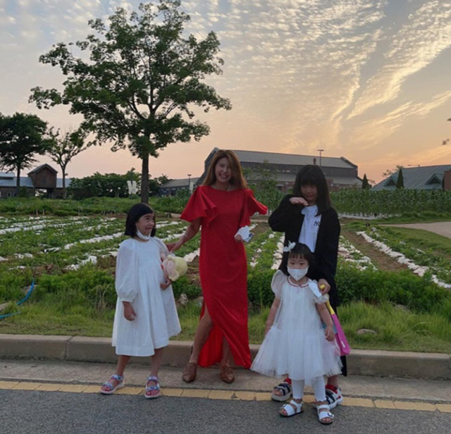 '주영훈♥' 이윤미, 세 딸과 사진 찍었는데 멀쩡한게無 "나 잘 나온 걸…