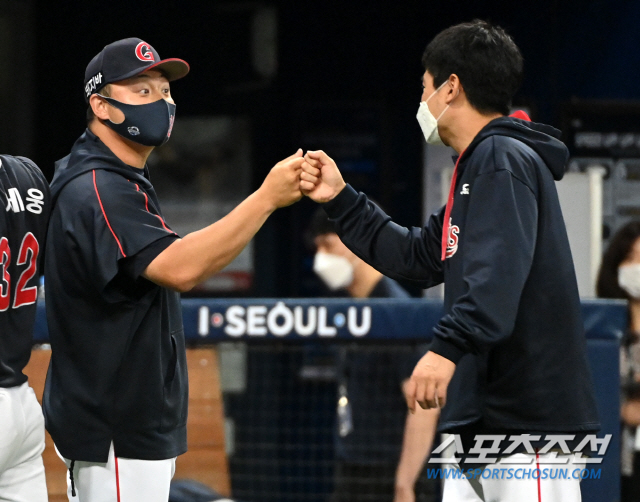 '사령탑 데뷔전 승리' 최현 감독대행, "살짝 긴장했는데, 안치홍 홈런에…