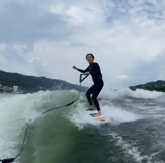 김성령, 55세의 놀라운 서핑 실력...초밀착 슈트 몸매도 '완벽'