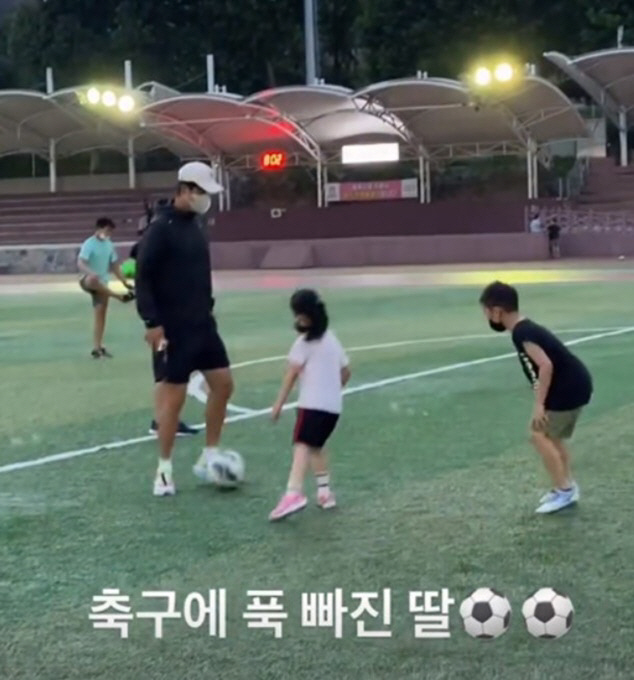 한혜진♥기성용 7살 딸, '189cm' 父 닮은 긴 다리로 폭풍 축구 "…