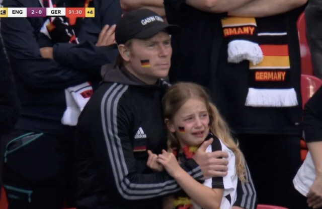 독일 꼬마 팬의 눈물, 환호한 잉글랜드 팬들 비난 봇물