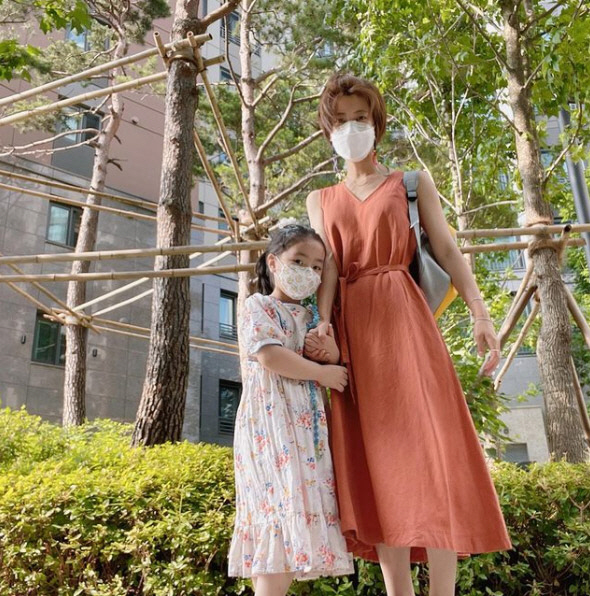 ‘치과의사♥’ 이윤지, 훌쩍 자란 7살 라니에 흐뭇..엄마 키 금방 따라…