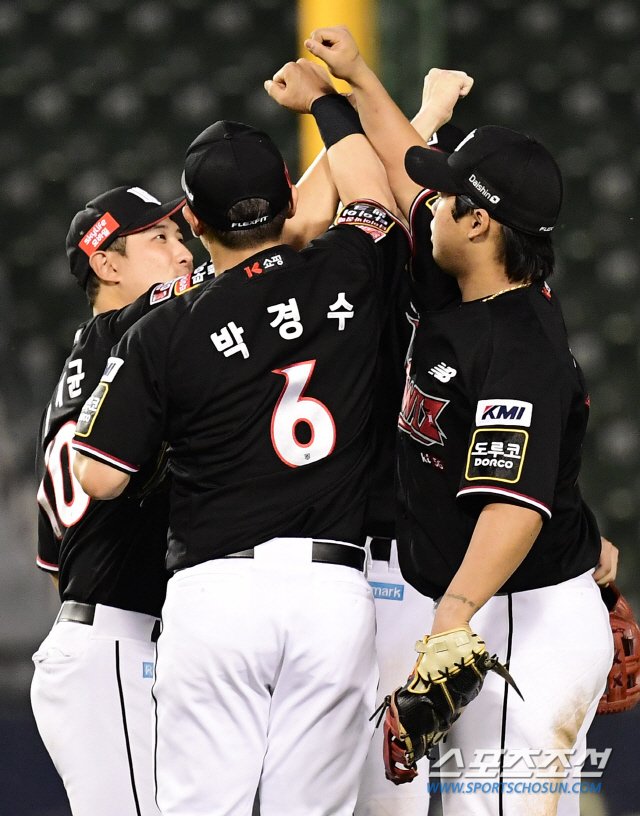 '이제는 1강 체제' 누구도 예상못한 반전, 반환점 1위는 KT였다