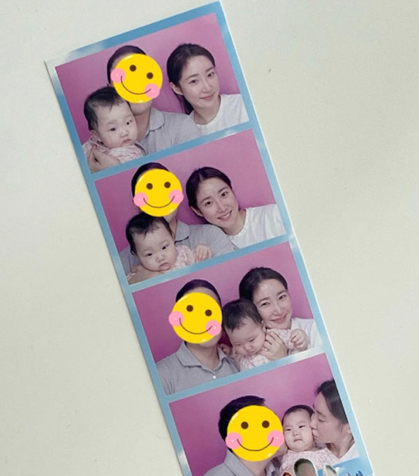 최희 7개월 딸, 엄마·아빠와 스티커 사진 표정 보니..."어휴 귀찮아"