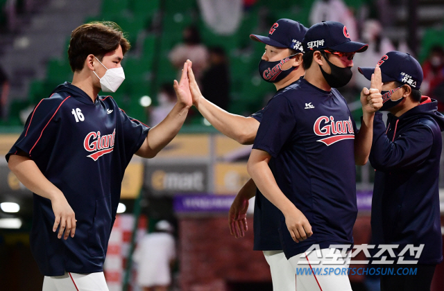 최현 감독 대행 "박세웅+김진욱 놀라운 피칭, 믿을 수 없어!"