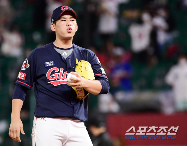 "김진욱, 올시즌 좌완 중 최고 구위" 양팀 사령탑 호평일색 '무서운 1…