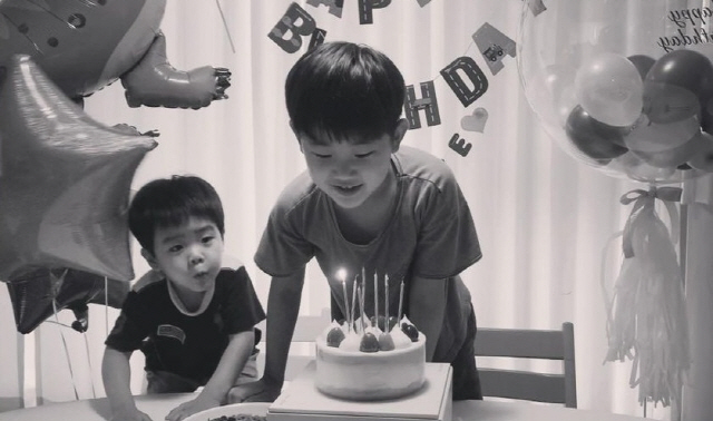 '유지태♥' 김효진, 8세 아들 생일상 직접 준비..동생이 더 즐거운 '…
