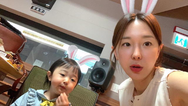 '세무사♥' 이지혜 딸, 4살에 라디오 DJ 변신?...母와 MBC 출근…