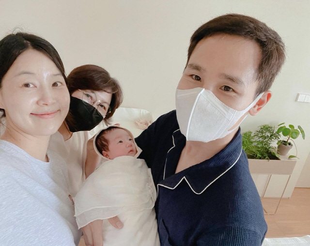 한지혜♥검사 남편, 딸과 가족사진..."이름은 정윤슬, 잔물결이란 뜻"