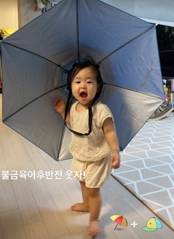 이윤지 둘째 딸, 클수록 ♥아빠 판박이...우산 모자에 신난 3살 "불금…