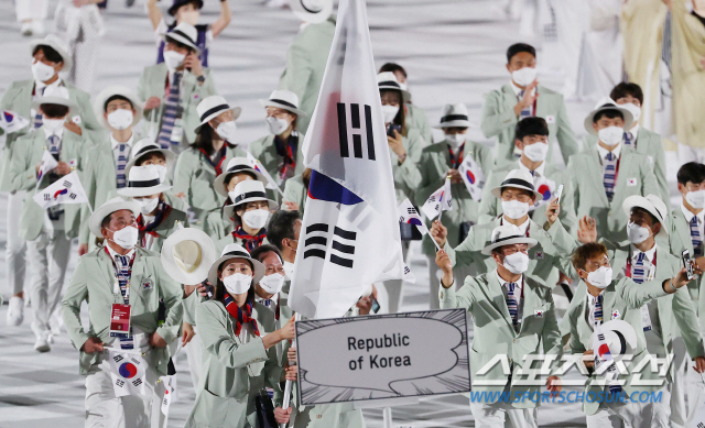  우려 속에 개막한 도쿄올림픽, 김연경-황선우 기수 한국 선수단 103번…