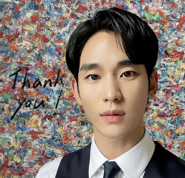 김수현, '별그대' 비주얼 생각나게 하는 '잘생긴 수트 미남'