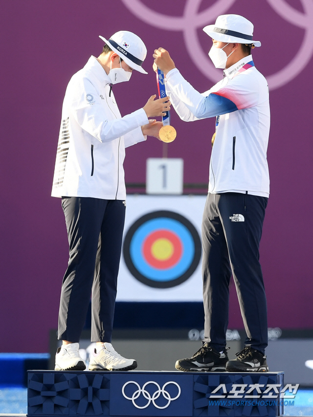 금메달 서로에게 걸어준 김제덕-안산. '마스크 방역도 金메달!'