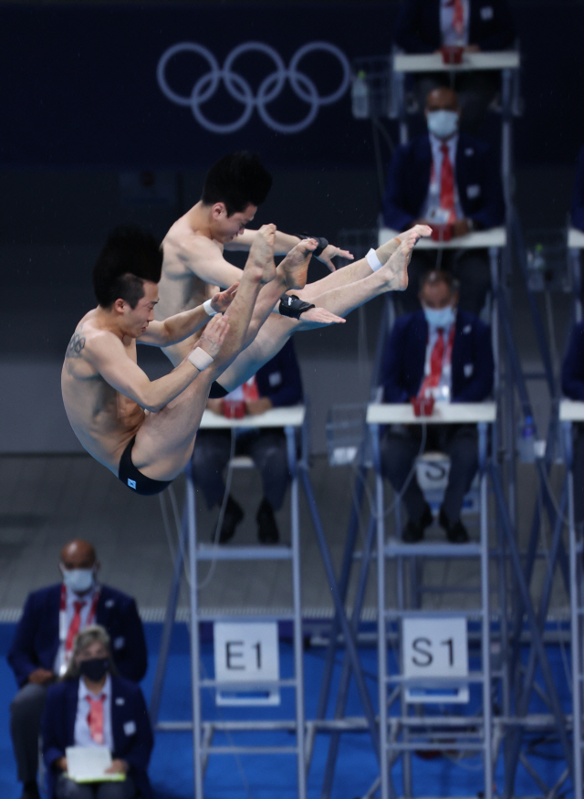 '새 역사 쓴' 싱크로 다이빙 우하람-김영남 최종 7위. 일본은 이겼다