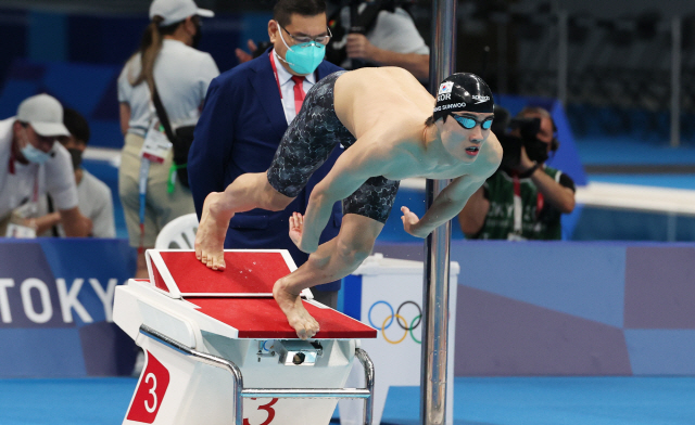 세계최강 드레셀 따라 잡은 황선우, 자유형 100m 결승 진출