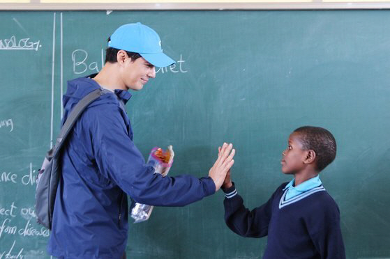 조인성, 탄자니아 빈곤 지역에 학교 세웠다…5억원 기부