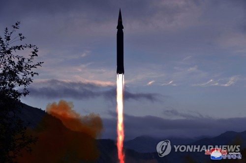 북한 "극초음속미사일 화성-8형 시험발사…앰풀화 연료 첫 도입"