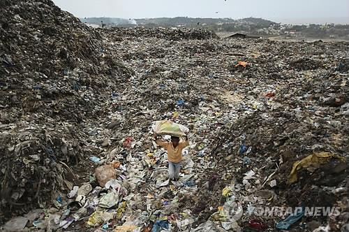 3천 곳에 산처럼 쌓인 쓰레기 8억t…골머리 앓는 인도 정부