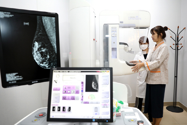 유방암 조기발견 위한 자가검진법은?…'이럴 땐' 의심해야