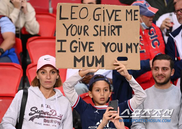 '셔츠 주시면, 우리 엄마를 드릴게요.' PSG 소년팬, 메시에 황당 요…