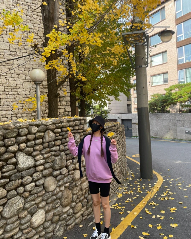 정시아, '♥백도빈'과 동네 산책…양갈래+레깅스 반바지 '대학생 느낌'