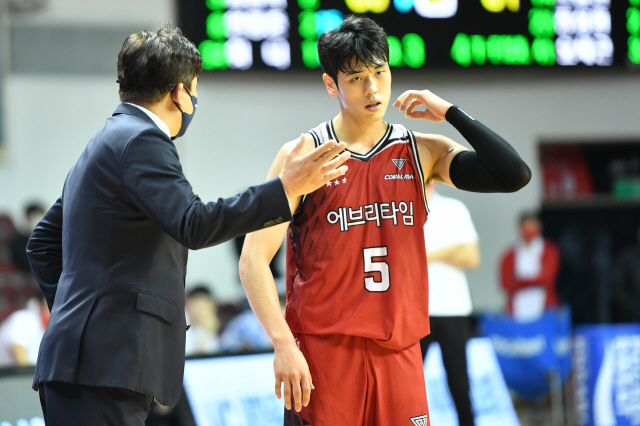 "김선형도 넘어설 수 있다" 김승기 감독과 변준형의 유쾌한 '밀당'