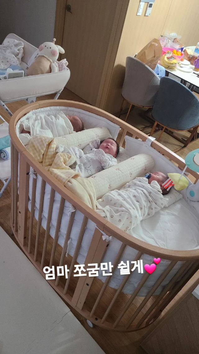 황신영, 한 침대서 잠든 세쌍둥이 덕분에 육퇴 "엄마 조금만 쉴게"