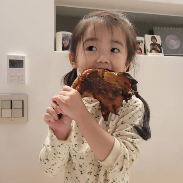 정미애 4살 딸, 얼굴만한 닭다리 뜯는 중 '먹방 CF 인줄'...클수록…