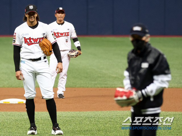 "시구할 때 함께 찍어주세요." '오징어게임' 광팬 쿠에바스와 시구자 오…