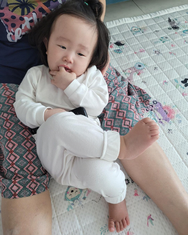 정경미 10개월 딸, 다리 꼬고 TV 보는 ♥윤형빈 붕어빵 "이게 행복이…