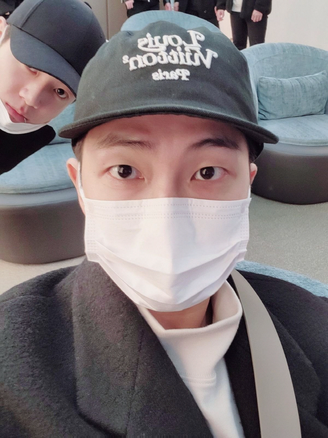 방탄소년단 RM, "다녀오겠습니다. 수험생 파이팅!". 비행기 타기 직전…