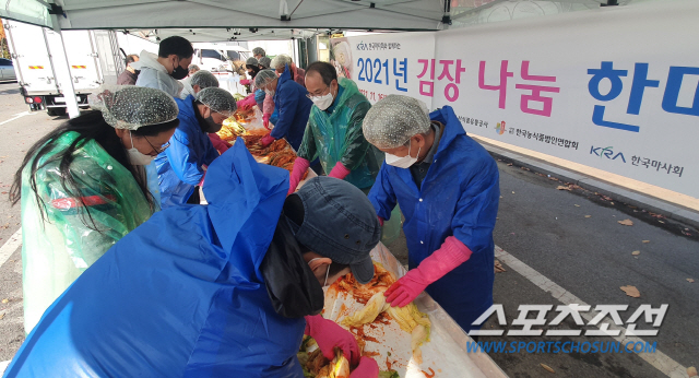 한국마사회와 바로마켓, 혹한기 앞두고 '김장 나눔'으로 소외계층 지원