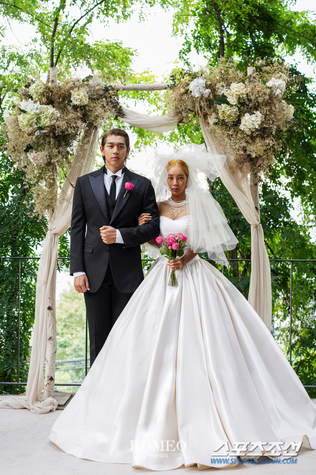 KT 미남 투수 이대은 래퍼 트루디와 결혼. "멋진 남편이 되도록 노력하…