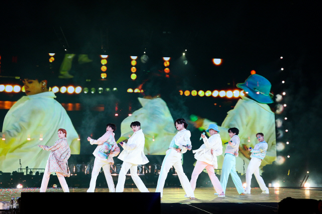  방탄소년단, 2년만 오프라인 콘서트…"세계 최고의 밴드" 주요 외신 극…