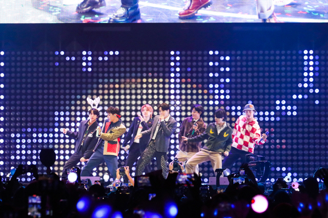 방탄소년단, 세계적 팝스타 에드 시런에 앞서 화려한 무대 선보여…2년 만…