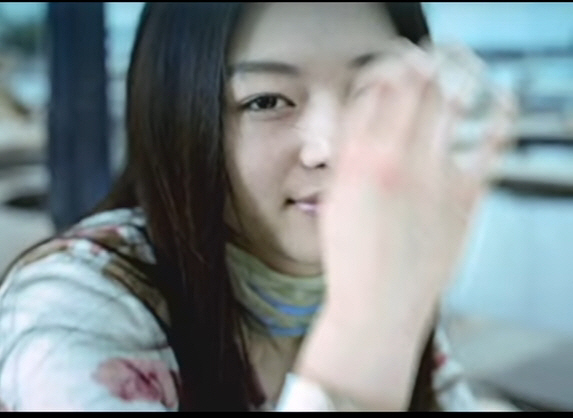 전지현의 녹색 눈화장은 촌스럽지도 않아…17년전 광고 모습 뒤늦게 화제