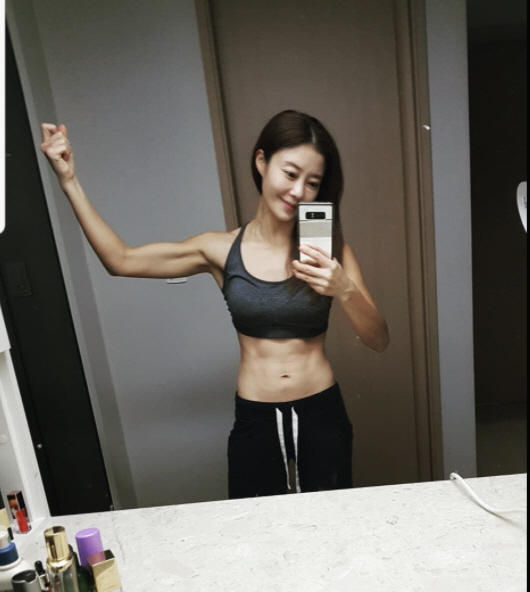 '싱글맘' 이지현, 이두박근+식스팩 근육 공개 "전투육아, 운동만이 살길…