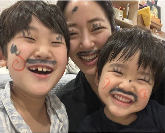 김효진 두 아들, 母 얼굴에 콧수염 그리고 신났네...♥유지태 꼭 닮은 …